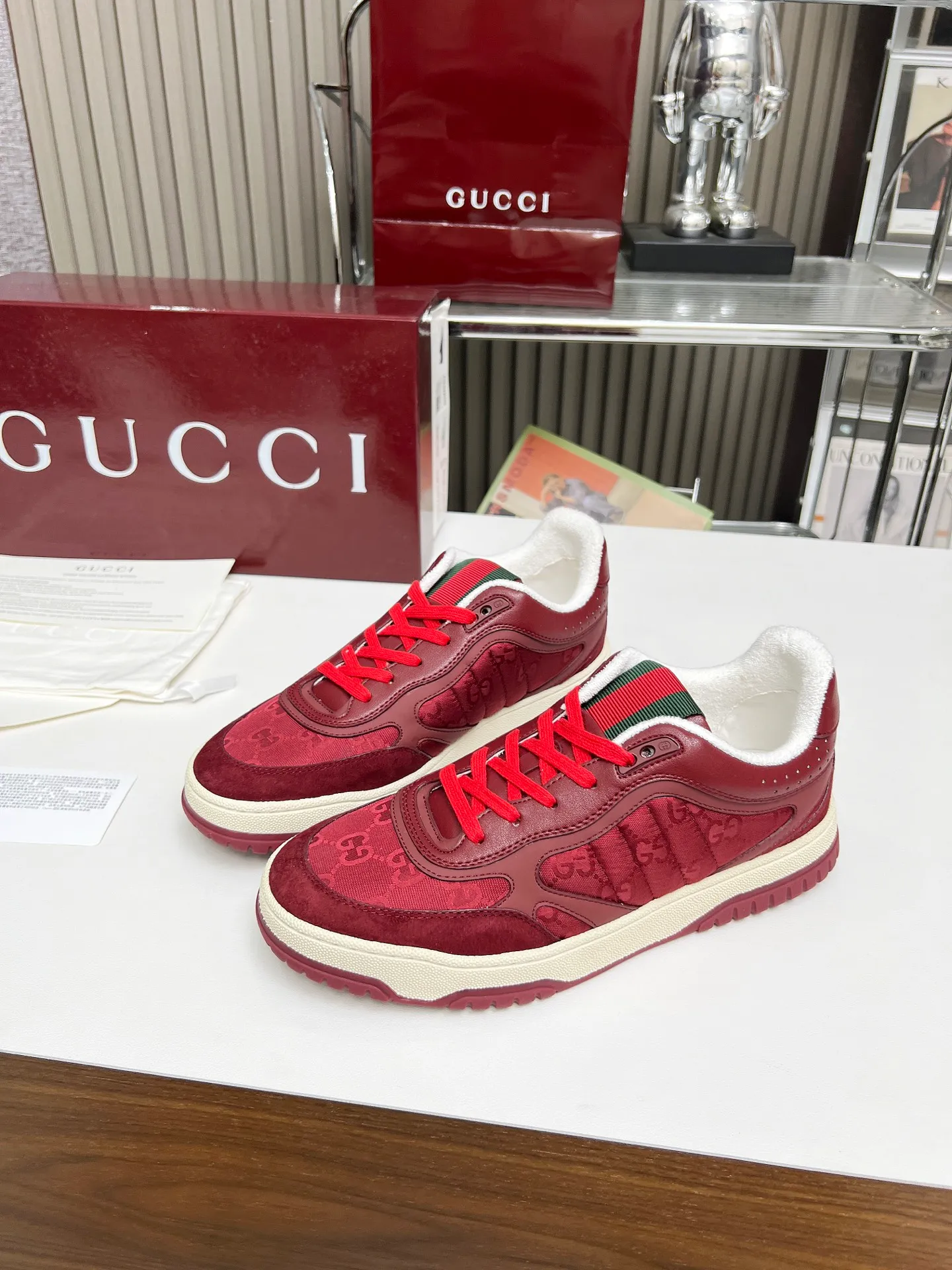 [G Home] P: 600💰 Couple size: Female 35-40. Male 39-44 (45 custom-made) 🆕2025.GUCC Gucci original order quality The latest popular high and low top aged couple sneakers series shipped original purchase development and production, this high and low top sneakers adopt a basketball-style silhouette design, cleverly integrated with hollow panels and distressed effects, showing unique ingenuity. The ingenuity incorporates brand logo details such as interlocking Double G styling accessories and Gucci lettering, a low-key tribute to the brand's design heritage. Exquisite packaging at the delivery counter 🛍📦 ▪️ Fabric: Original customized imported first-layer cowhide ▪️ Inner lining: Imported first-layer cowhide ▪️ Sole: Original molded two-color TPU sole ▪️ Sole thickness: 3cm